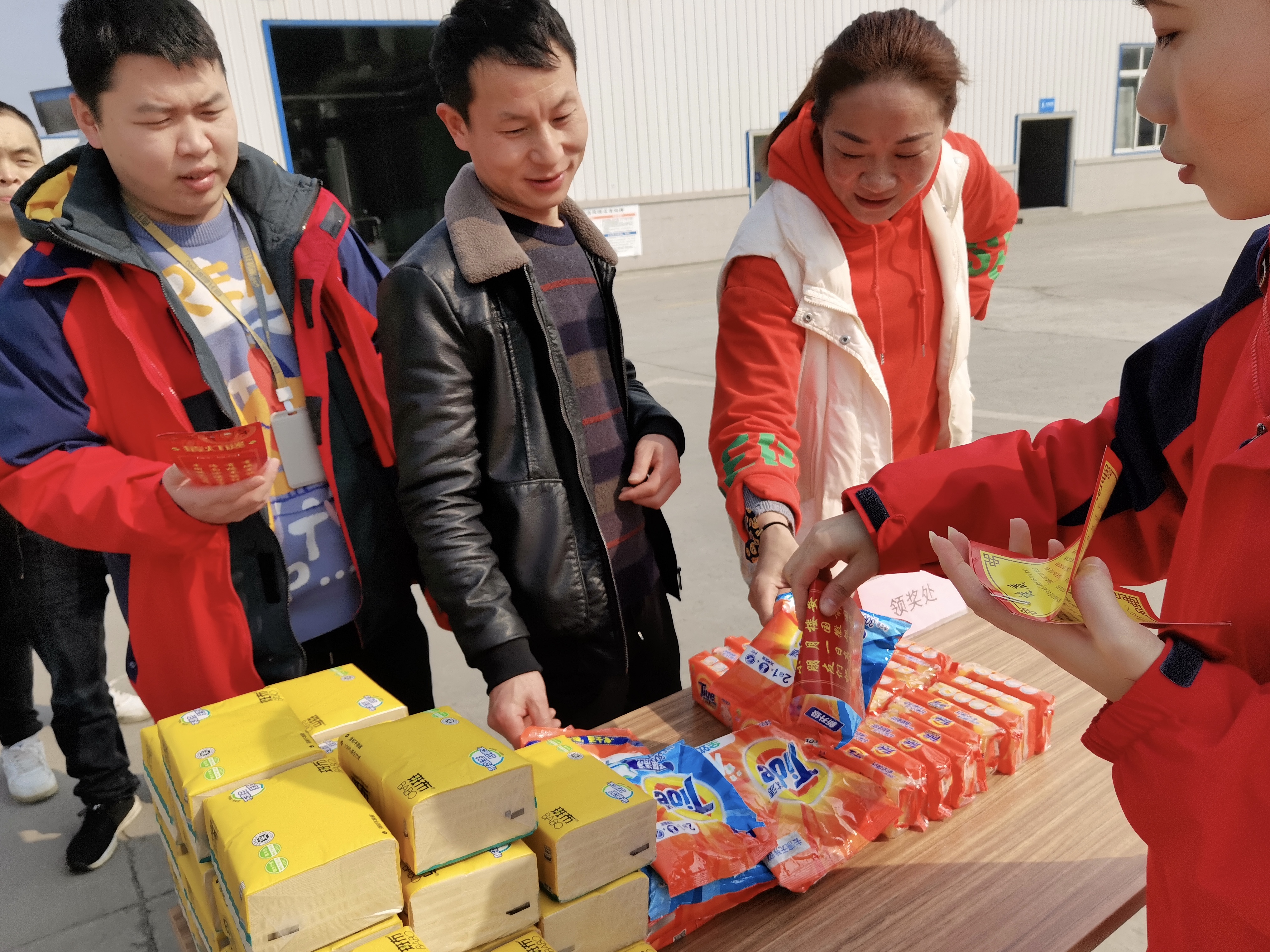 猜字谜闹元宵，，，，，文化传承庆佳节